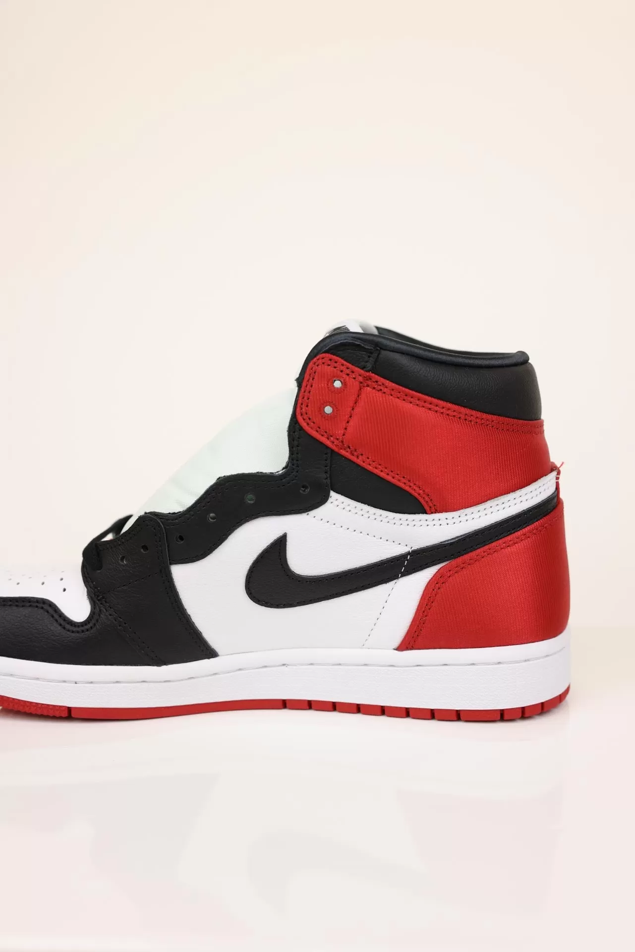 Jordan 1 Retro High Satin Black Toe