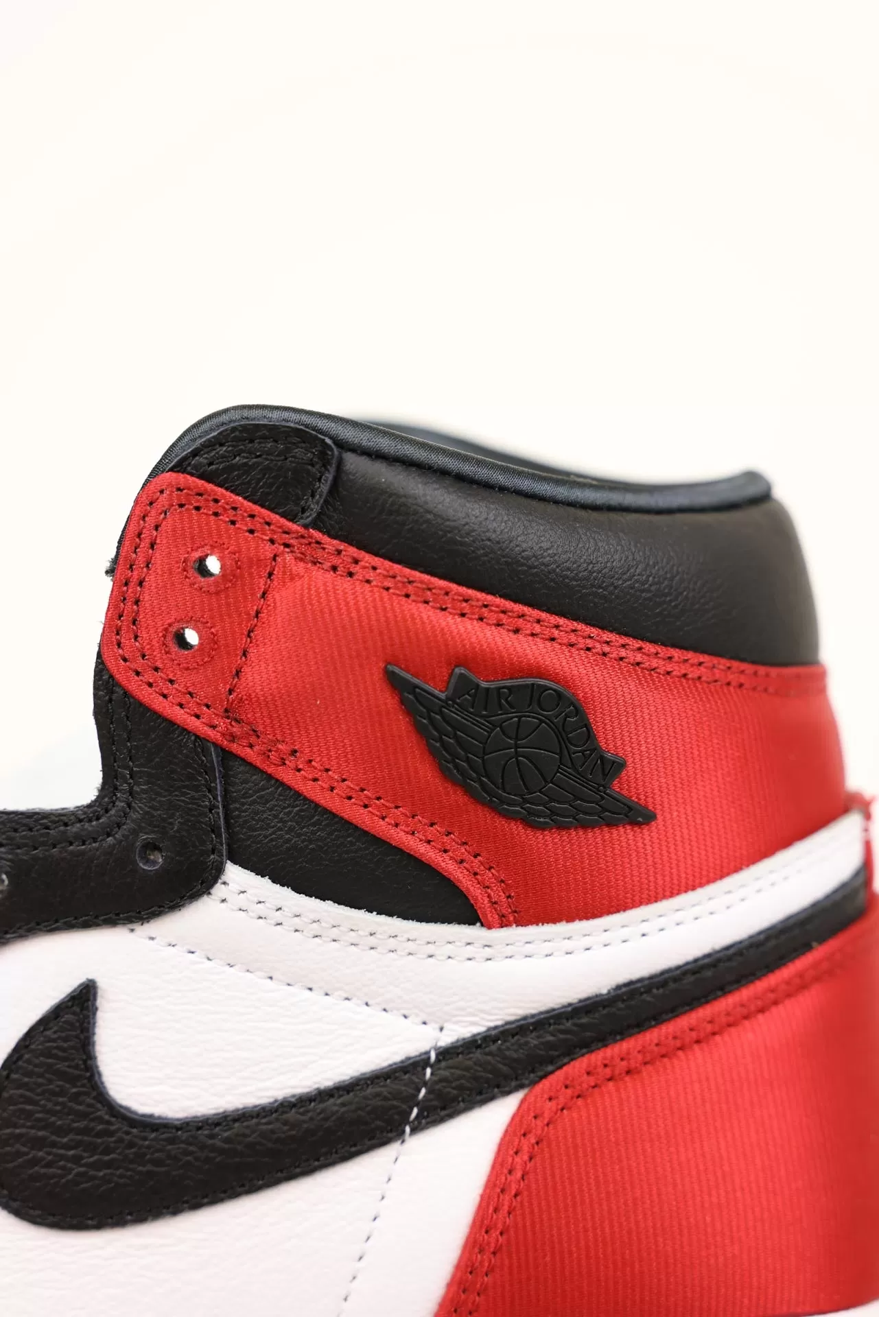 Jordan 1 Retro High Satin Black Toe