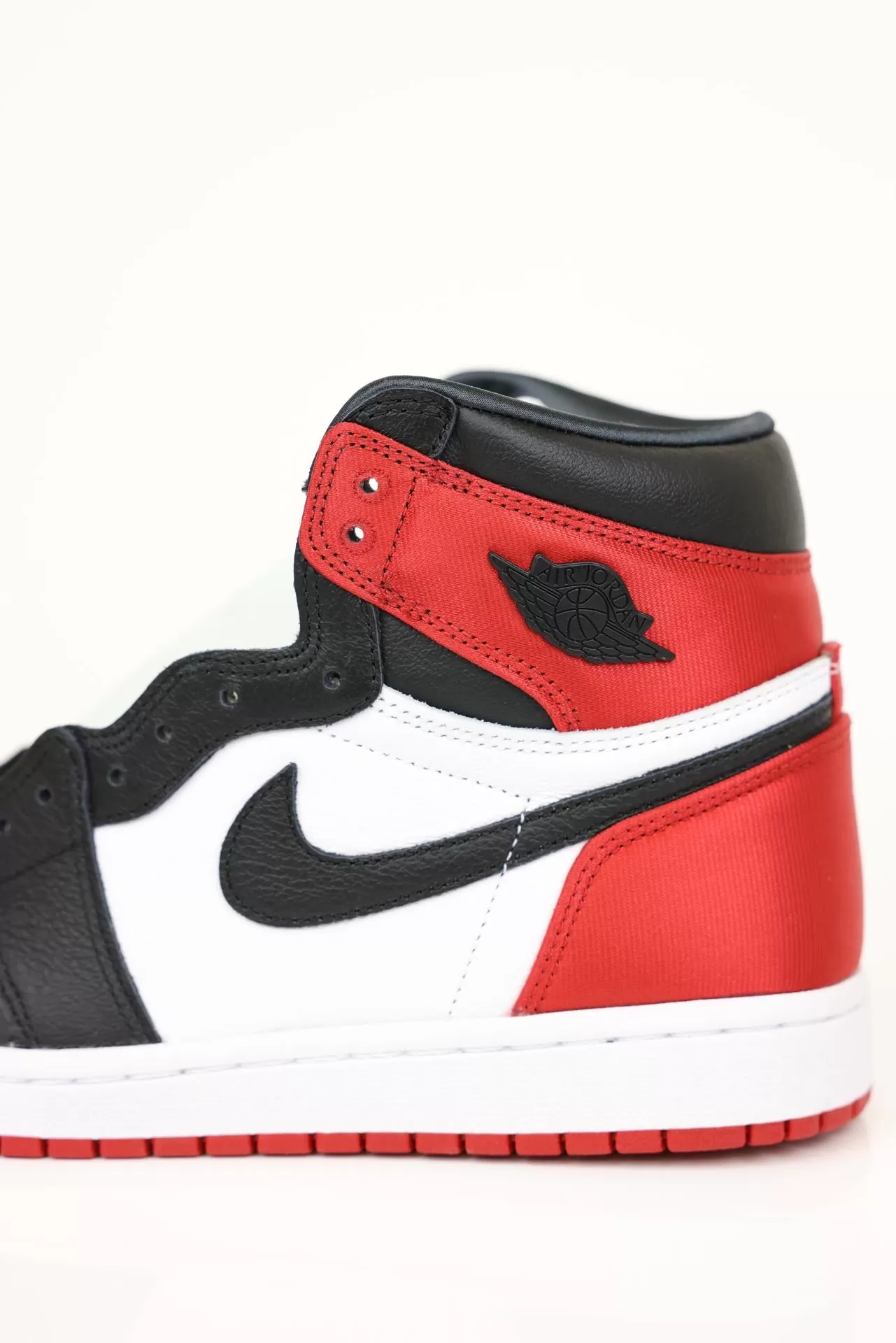 Jordan 1 Retro High Satin Black Toe